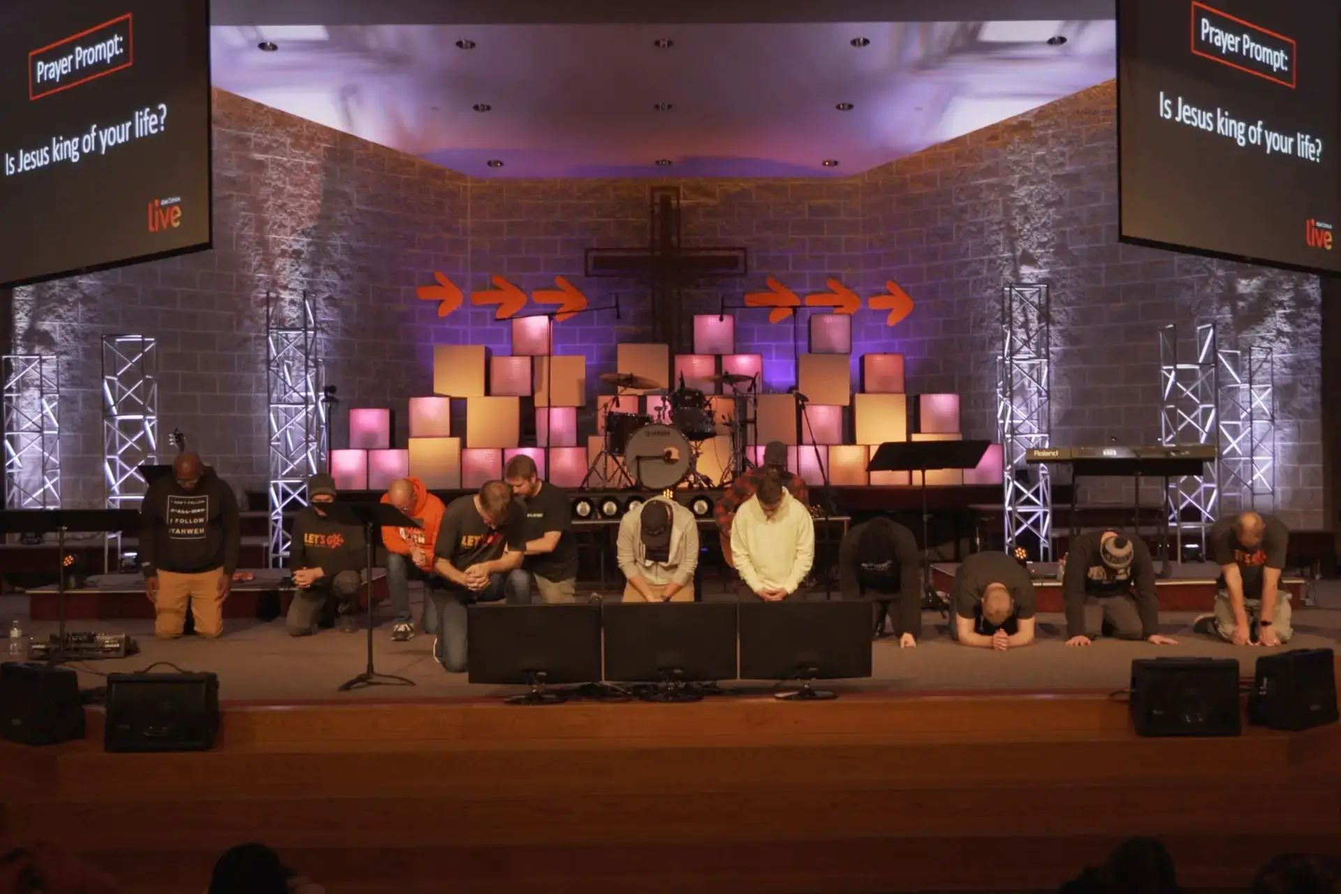 Dare 2 Share LIVE - Praying leaders Image