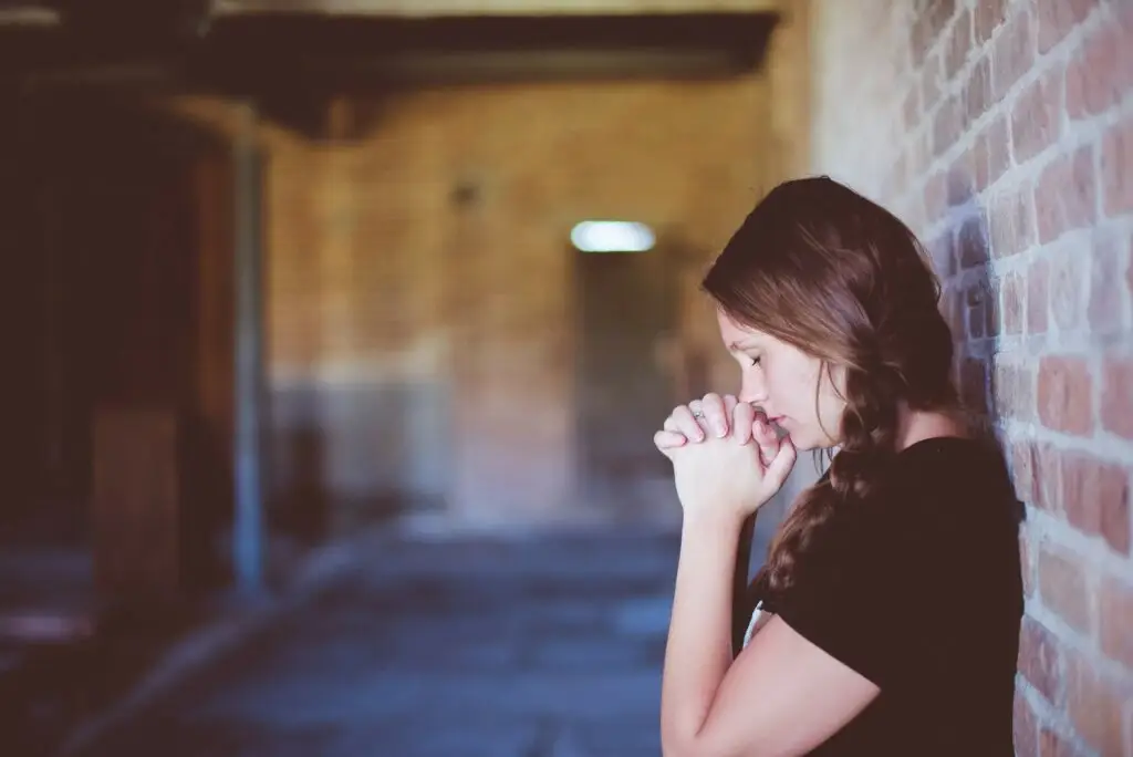 An image of a teenage girl praying representing Dare 2 Share's blog titled The Power of a Strong Prayer Life on Youth Ministry.
